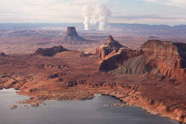 Nhà máy điện Navajo đã cung cấp điện cho người dân ở cả ba tiểu bang kể từ giữa những năm 70. Đây cũng là một trong những nhà tuyển dụng chính cho các thành viên của quốc gia Navajo. Tương lai của nhà máy được dự đoán là ảm đạm bởi hoạt động của nhà máy có thể kết thúc vào năm 2019 bởi vì than điện không còn hiệu quả về mặt kinh tế. Hình ảnh: Jassen T./ National Geographic Your Shot