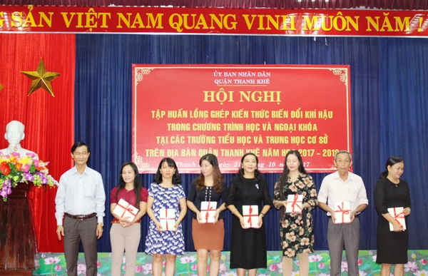 Ông Nguyễn Văn Tĩnh- Chủ tịch UBND quận Thanh Khê tặng sách cho đại diện các trường