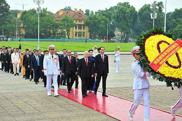 Trước giờ khai mạc, các vị Đại biểu Quốc hội vào Lăng viếng Chủ tịch Hồ Chí Minh. Ảnh: Quốc Khánh