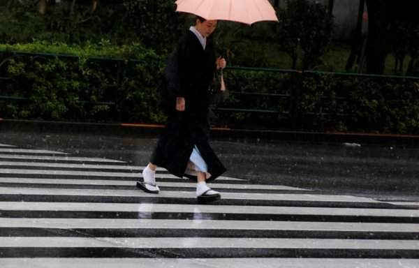 Một người phụ nữ đi bộ trên đường trong khi mưa lớn do bão Lan đổ bộ Tokyo, Nhật Bản vào ngày 22/10/2017. Ảnh: REUTERS / Toru Hanai