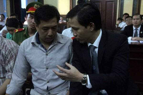   Luật sư bào chữa cho bị cáo Nguyễn Minh Hùng và luật sư bào chữa bị cáo Võ Mạnh Chường tranh thủ trao đổi với thân chủ trước buổi xét xử sáng nay