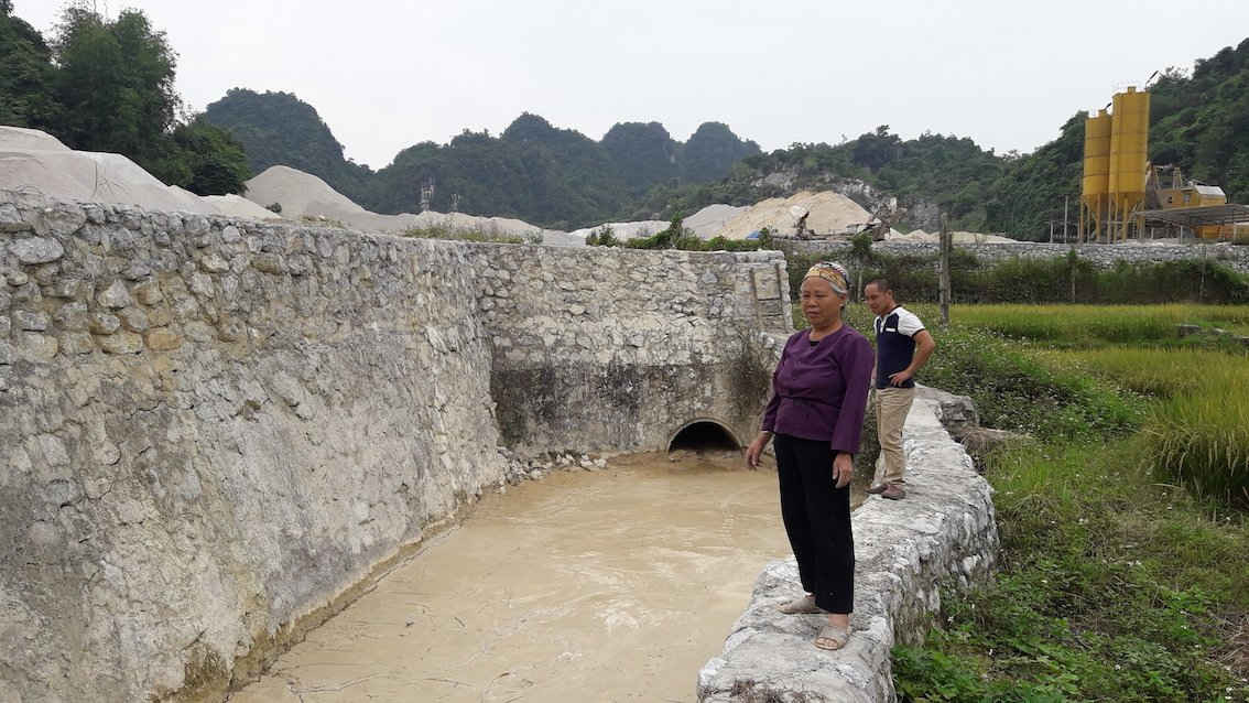 Người dân tố nước bã thải xi măng ở trạm trộn bê tông của Công ty Giang Sơn xả thẳng ra suối gây ô nhiễm.