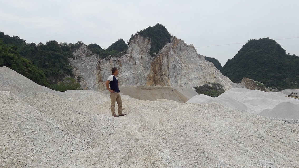 Mỏ đá của công ty Giang Sơn khai thác theo kiểu vách đứng, không cắt tầng.