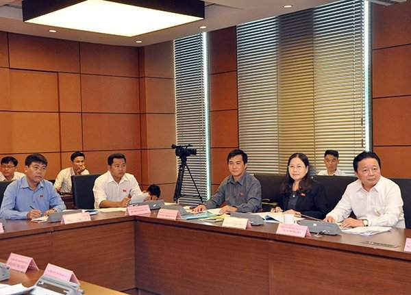 Các vị Đại biểu Quốc hội Đoàn tỉnh Bà Rịa - Vũng Tàu trong phiên họp sáng 24/10. 