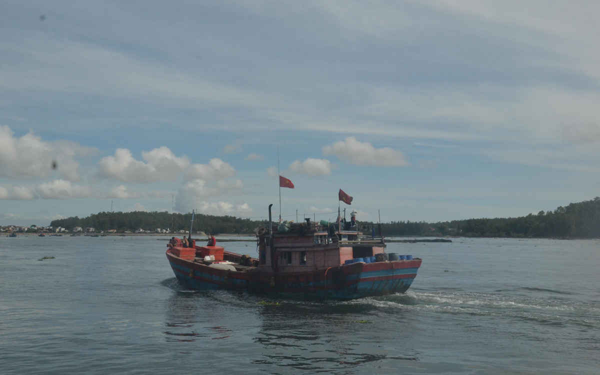 Hiện nay, Việt Nam và Inđônêxia đang đàm phán phân định vùng đặc quyền kinh tế giữa hai nước, do đó ngư dân, tàu cá khi khai thác hải sản ở khu vực này không được vượt qua đường phân định Thềm lục địa giữa hai nước