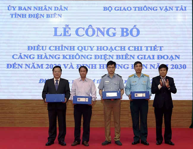 Đại diện Cục hàng không Việt Nam, Bộ giao thông vận tải, Bộ quốc phòng đã bàn giao hồ sơ quy hoạch điều chỉnh Cảng hàng không Điện Biên giai đoạn đến năm 2020 và định hướng đến năm 2030 cho tỉnh Điện Biên.   