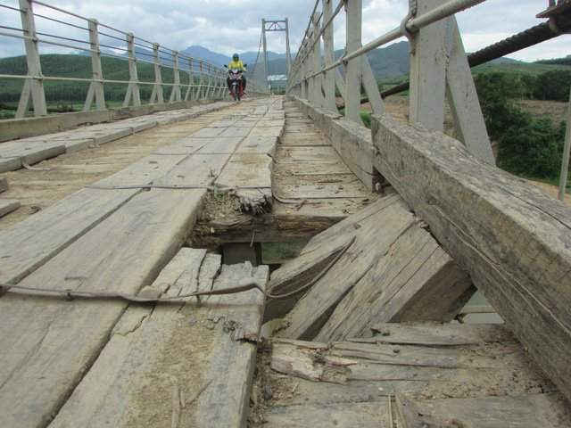 Đắk Lắk: Cầu treo tiền tỷ vừa bàn giao đã hư hỏng nghiêm trọng