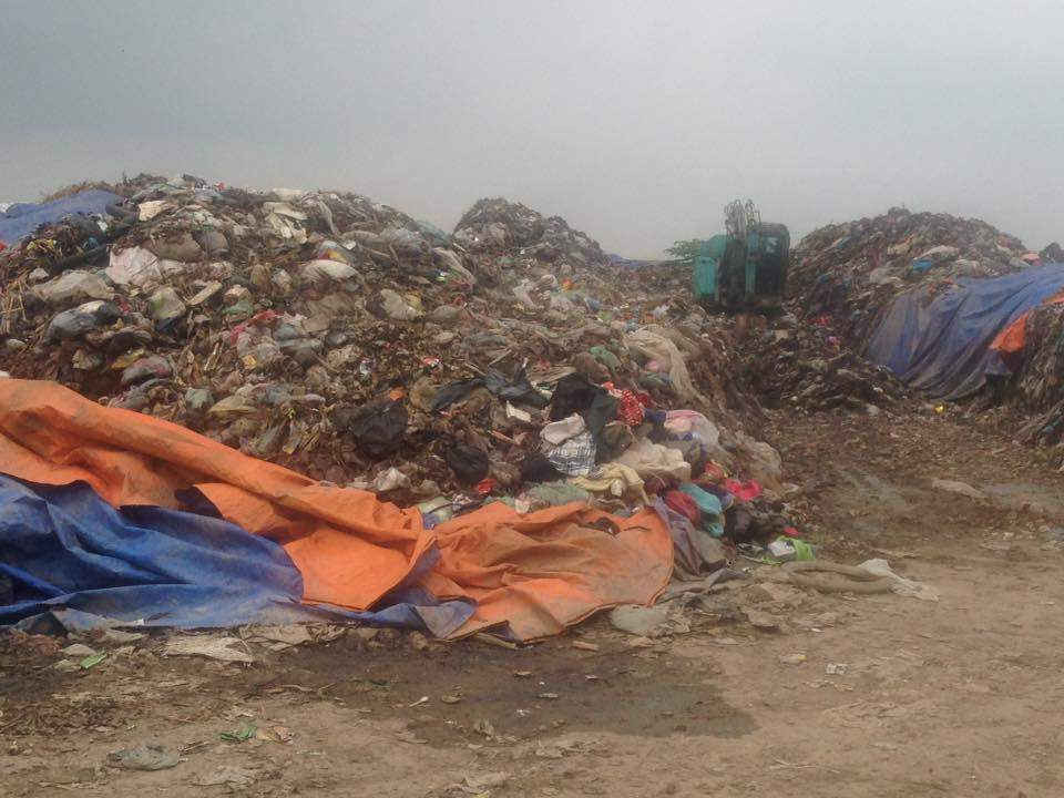 Những đống rác chất cao vút nhưng không được che bạt cẩn thận tại bãi rác Đồng Giơ