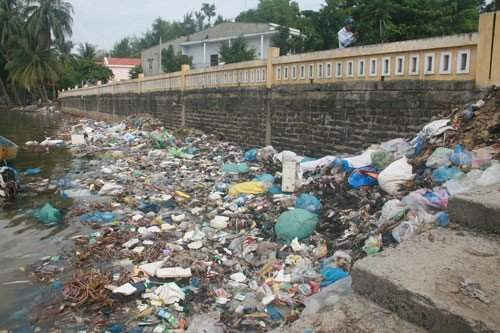 Rác thải bị vứt xuống lòng sông, các kênh, rạch, các bãi đất trống, bờ biển gây ô nhiễm môi trường