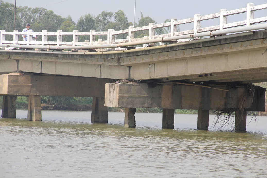 Nhịp số 7 của cầu Hà Tân bị sụt lún, nguy hiểm cho người dân khi lưu thông