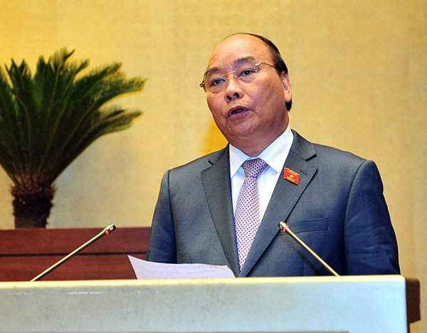 Thủ tướng Nguyễn Xuân Phúc đọc tờ trình đề nghị Chính phủ bầu, phê chuẩn 2 nhận sự mới làm Tổng Thanh tra Chính phủ và Bộ trưởng Bộ GTVT