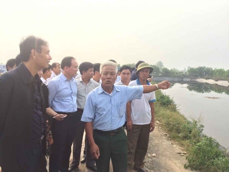 Phó Bí thư Thành ủy Đào Đức Toàn cùng Đoàn công tác kiểm tra đột xuất bãi chôn lấp rác tại xã Đông Lỗ, huyện Ứng Hòa. 