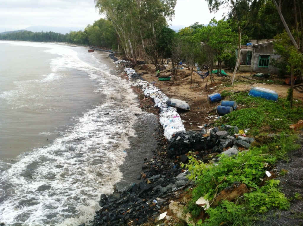 Khu vực này có hơn 350 hộ dân sinh sống dọc bờ biển bị ảnh hưởng trực tiếp bởi nguy cơ sạt lở