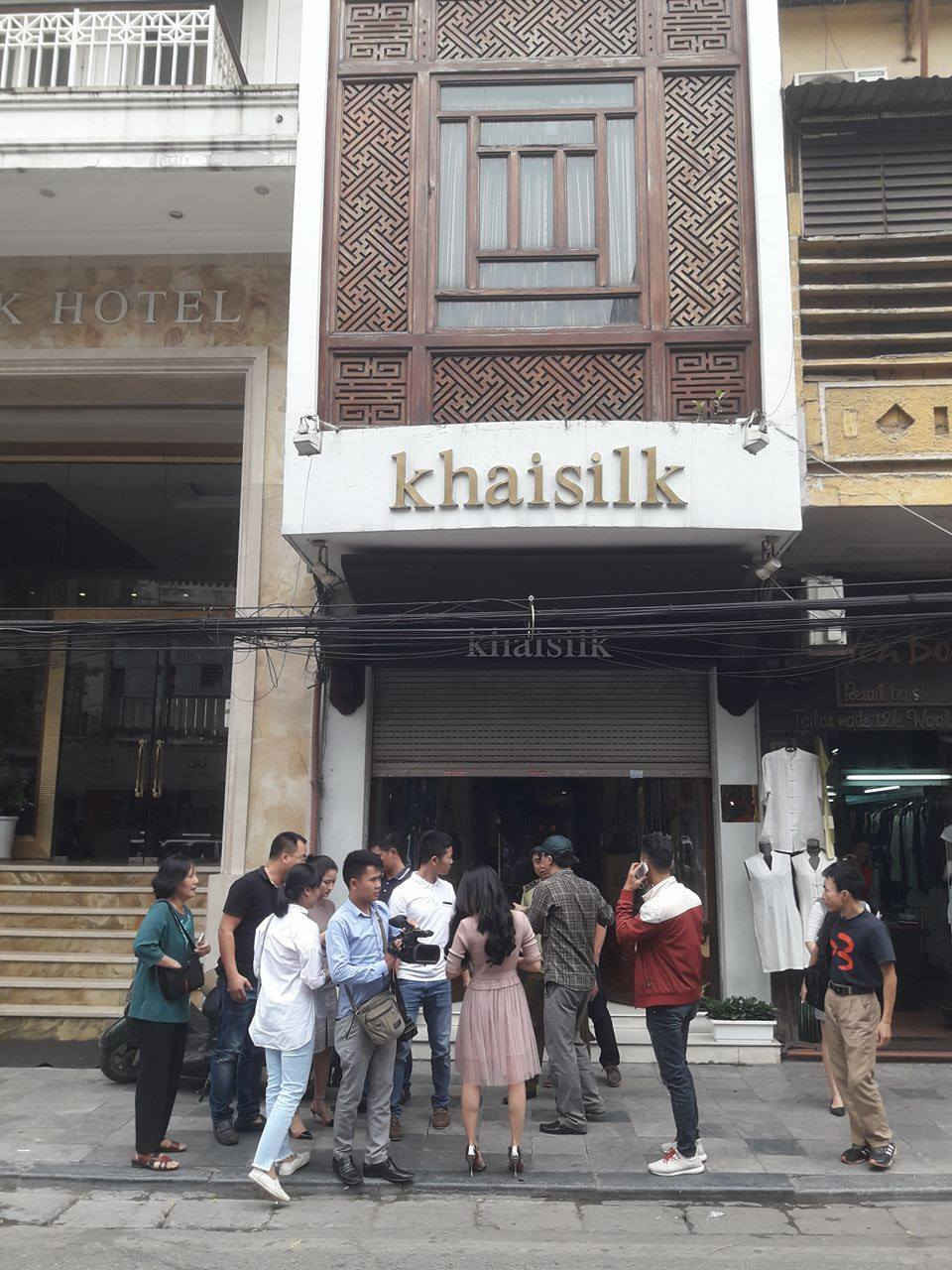 Phía ngoài cửa hàng Khaisilk 113 Hàng Gai có rất đông tham gia của phóng viên 