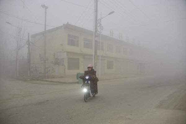 Một người đi qua con đường sương khói dày đặc trong một ngày ô nhiễm ở Liêu Thành, tỉnh Sơn Đông, Trung Quốc vào ngày 20/12/2016. Ảnh: REUTERS / Stringer