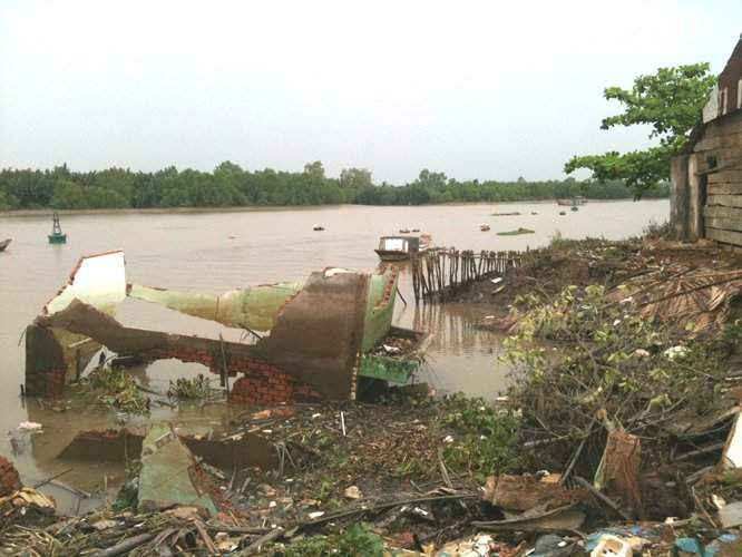 Một vụ sạt lở ở huyện Nhà Bè trong năm 2017, khiến nhà cửa của người dân rơi xuống sông