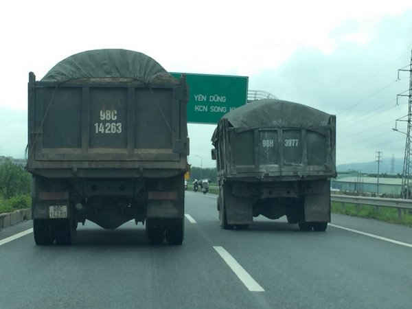 Trước vấn nạn xe quá khổ, quá tải hoành hành ngang dọc như chốn không người như thế này, không hiểu lực lượng CSGT tỉnh Bắc Giang ở đâu