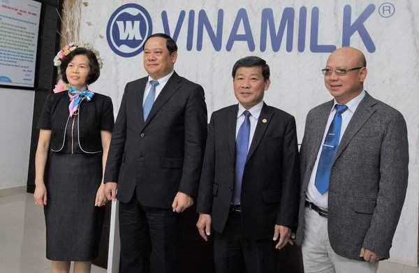 Phó Thủ tướng Lào Sonexay Siphandone, lãnh đạo tỉnh Bình Dương và lãnh đạo Vinamilk chụp ảnh lưu niệm tại Nhà máy Sữa Việt Nam