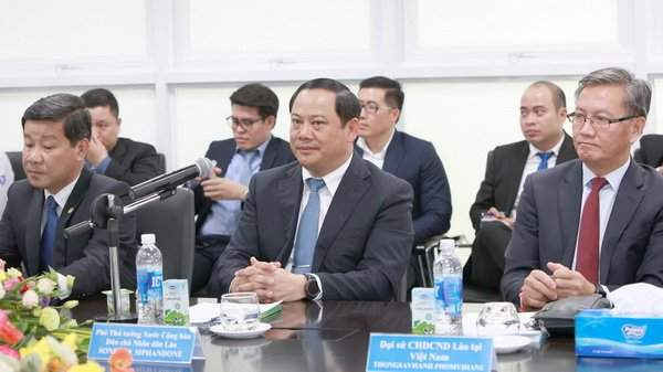 Phó Thủ tướng Lào Sonexay Siphandone (người ngồi giữa) tại buổi làm việc