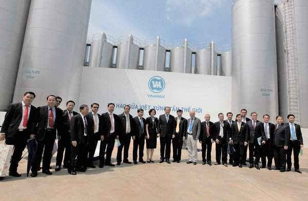 Các đại biểu đi tham quan Nhà máy Sữa Việt Nam của Vinamilk