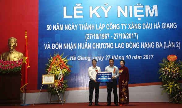Lãnh đạo Công ty Xăng dầu Hà Giang trao tặng 200 triệu đồng cho xã Lao Và Chải (huyện Yên Minh).