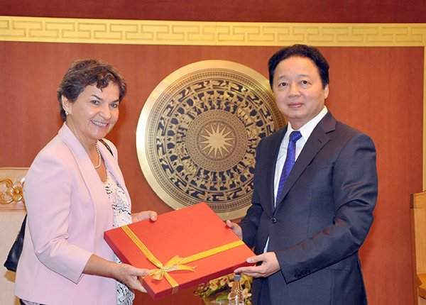 Bộ trưởng Trần Hồng Hà tặng quà lưu niệm cho bà Christiana Figueres 
