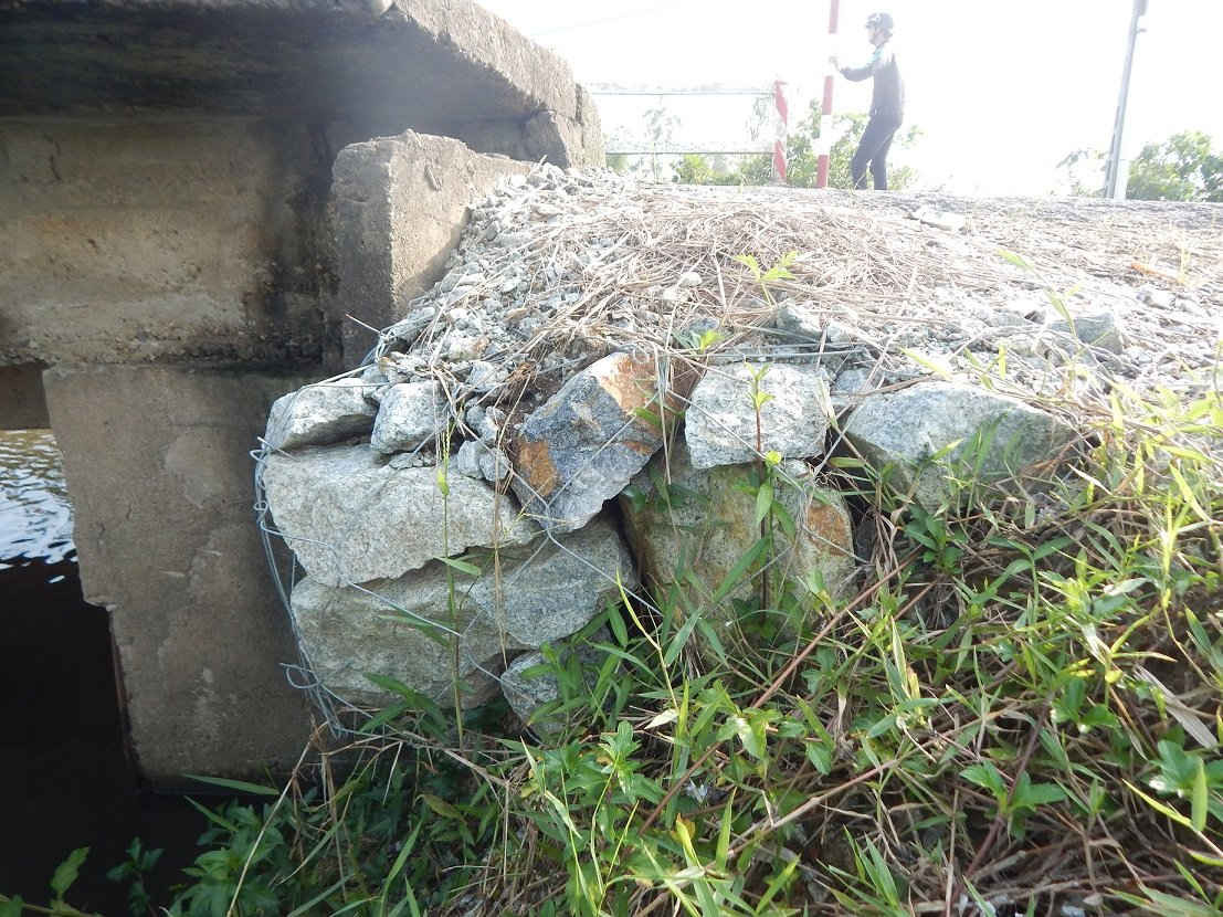 Mố cầu bị hư hỏng, được chính quyền địa phương dùng rọ đá để kè tạm