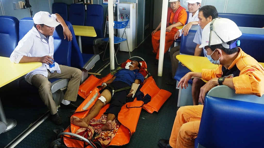 Thuyền viên bị nạn được y, bác sĩ trên tàu SAR412 chăm sóc y tế và đưa về bờ