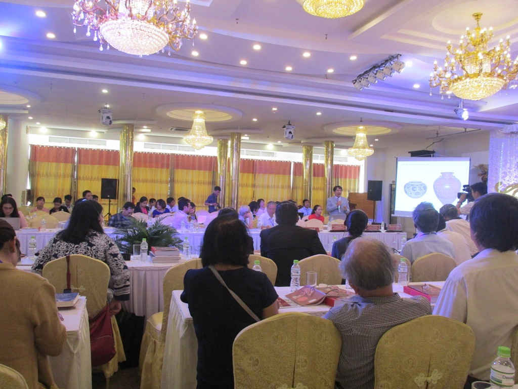 PGS.TS. Bùi Minh Trí - Viện trưởng Viện Nghiên cứu Kinh thành trình bày về gốm cổ Bình Định tại Hội thảo