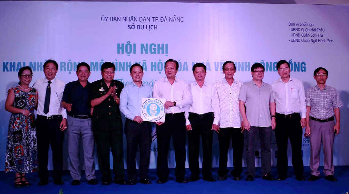 Sở Du lịch thành phố Đà Nẵng trao logo nhà vệ sinh cộng đồng “Thoải mái như ở nhà” cho các doanh nghiệp tham gia dự án