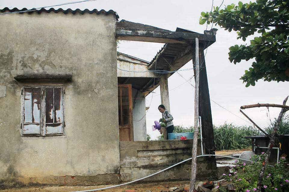 Bà Nguyễn Thị Trí sống trong cảnh lo sợ ngôi nhà mình bị sập