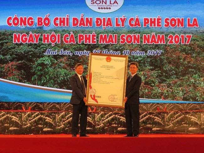Cục Sở hữu trí tuệ trao Chứng nhận Chỉ dẫn địa lý cà phê Sơn La cho tỉnh Sơn La.