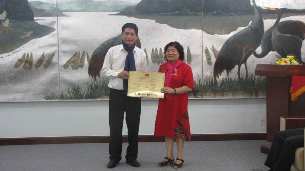 Giám đốc Sở VHTT TP. Đà Nẵng đón nhận tranh trưng bày mỹ thuật phòng khánh tiết do Ban vận động trao tặng