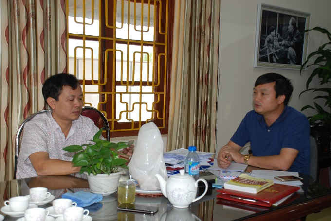 ông Nguyễn Nam Tiến, Chủ tịch UBND thị trân Hùng Sơn làm việc với Phóng viên báo TN&MT xung quanh nội dung công trình chợ trung tâm huyện Đại Từ.
