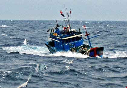 Tàu cá gặp nạn vẫn đang thả trôi trên vùng biển Trường Sa chờ cứu hộ