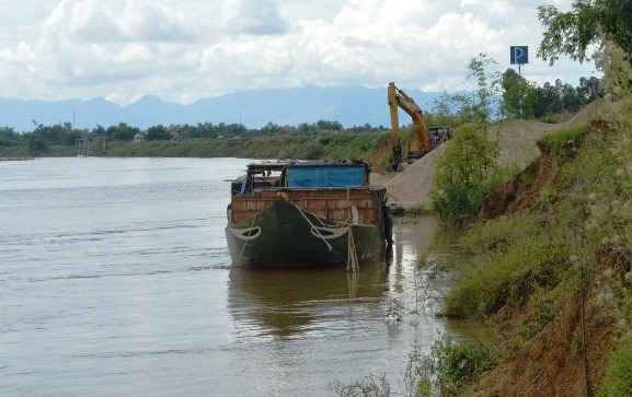 Việc khai thác cát rầm rộ gây ảnh hưởng đến môi trường, đời sống của người dân bên sông Trà