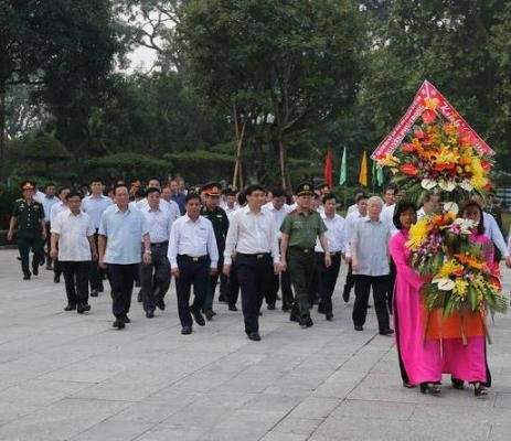 Đoàn của Tổng Bí thư Nguyễn Phú Trọng dâng hoa tại Khu di tích Kim Liên