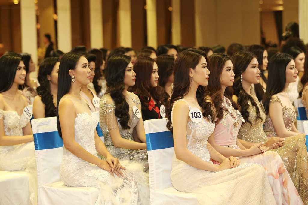 Các thí sinh tham dự Họp báo vòng Bán kết tại Nha Trang 