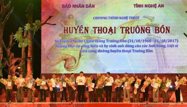 Trao tặng sổ tiết kiệm cho đại diện thân nhân 13 Anh hùng Liệt sĩ TNXP Truông Bồn