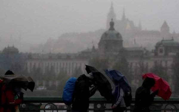 Người dân Séc chống chọi lại mưa gió lớn. Ảnh: Reuters