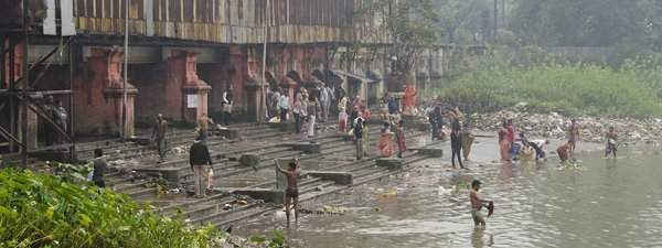 Nếu sông Hằng ở Ấn Độ có các quyền hợp pháp như quyền của con người, liệu rằng người dân có nên tắm trên sông? Ảnh: Eric Parker