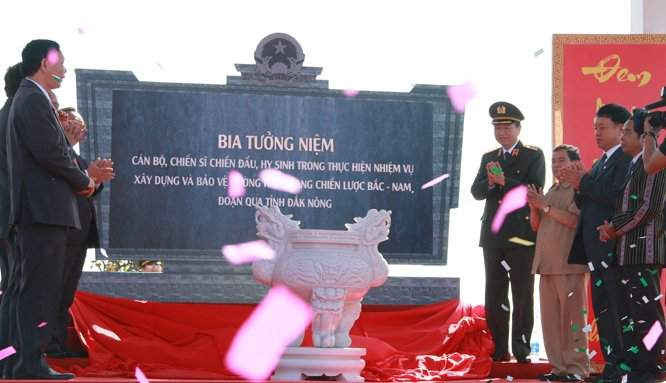 Bộ Trưởng Công an Tô Lâm cùng lãnh đạo tỉnh Đắk Nông đặt bia tưởng niệm.