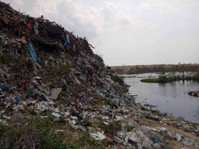 Hàng nghìn tấn rác được chất thành núi