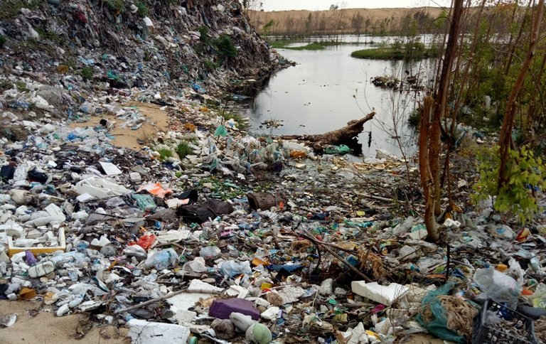 Nước từ bãi rác tràn xuống hồ gây ô nhiễm