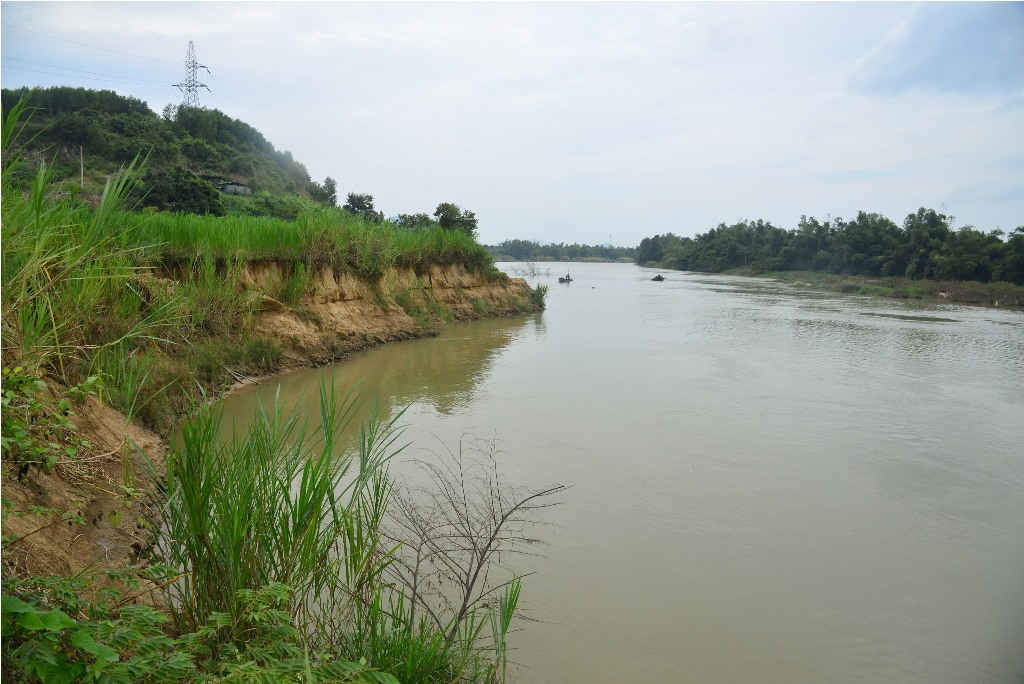 Một điểm sạt lở bờ sông Cái tại xã Diên Sơn, vị trí các đối tượng đang tập trung khai thác cát trái phép