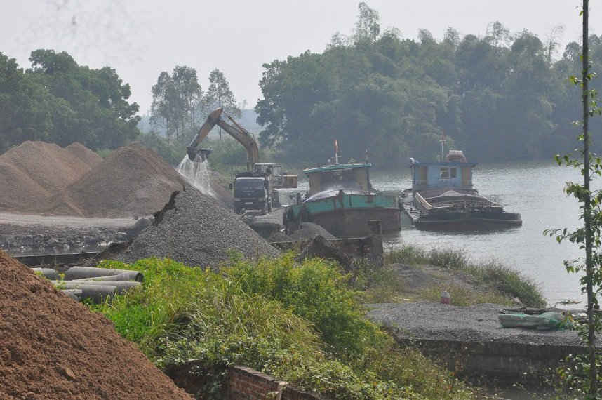  Bãi tập kết cát, đá của hai Công ty Thành Ngọc tại khu vực sông Chùa, xã Hải Xuân