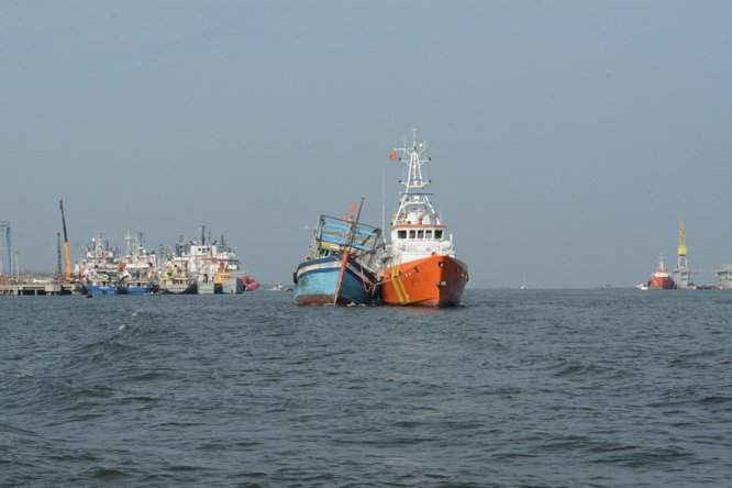 Tàu SAR 413 thuộc Trung tâm phối hợp tìm kiếm cứu nạn hàng hải khu vực 3 lai dắt tàu cá BTh 99987 TS và 10 ngư dân vào bờ an toàn