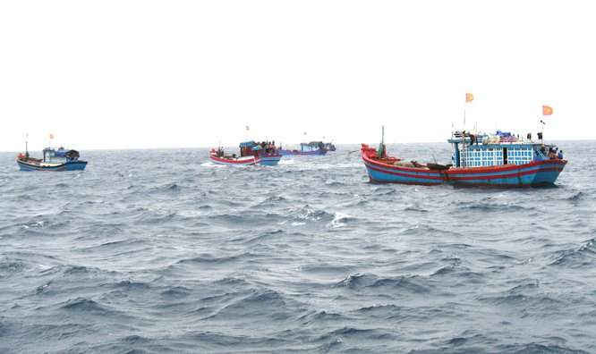 Tàu BĐ 94439-TS rẽ sóng vươn khơi đánh bắt ở ngư trường trên quần đảo Trường Sa
