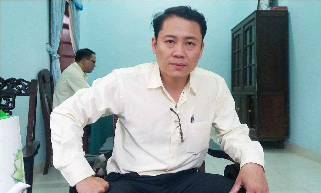Ông Ngô Quốc Khánh, cán bộ xây dựng- địa chính phường Thủy Dương làm việc với PV và cho biết sẽ kiểm tra việc hoàn trả mặt bằng trong thời gian tới...