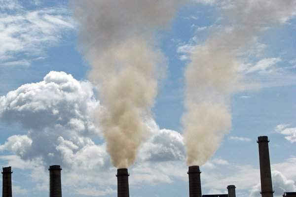 Ô nhiễm không khí từ một nhà máy điện đốt than cũ ở Kosovo. Ảnh: World Bank / Lundrim Aliu
